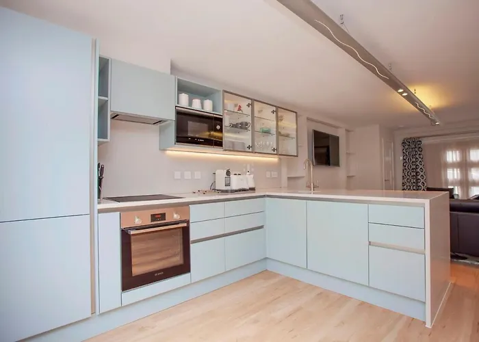 Spacious Georgian Coach House With Parking