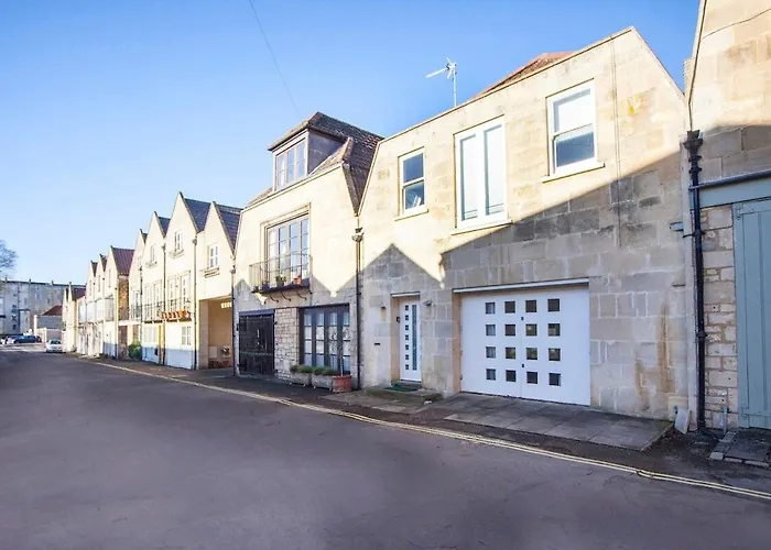 Spacious Georgian Coach House With Parking