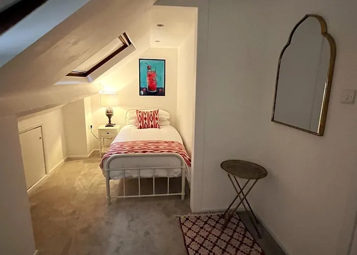 Stunning Town House In City Centre- Free Parking!